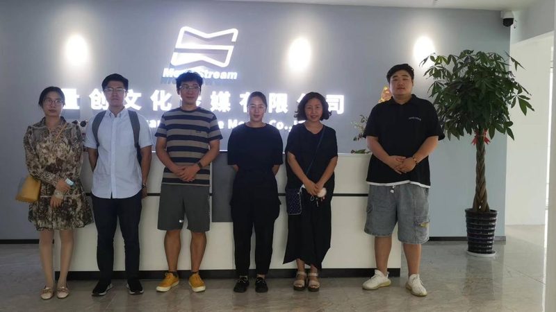 在选择VI设计公司时，可以从以下几个方面进行考量：